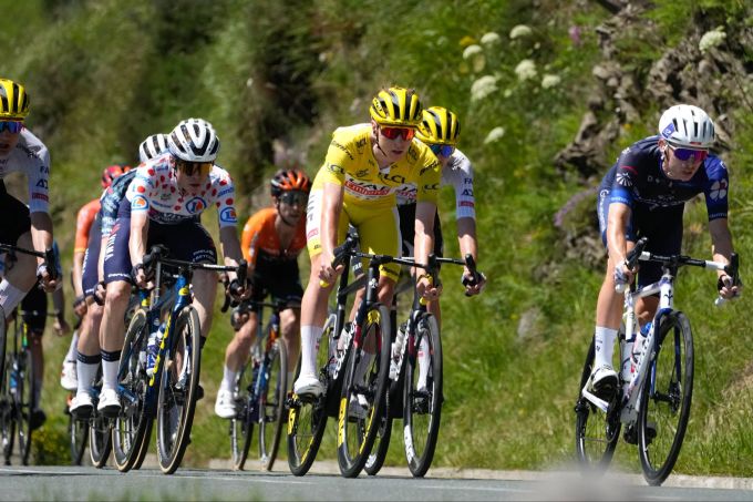 Liefern sich bei der Tour de France wieder einen Zweikampf: Jonas Vingegaard (l) und Tadej Pogacar. Jerome Delay/AP Pogacar Tour de France