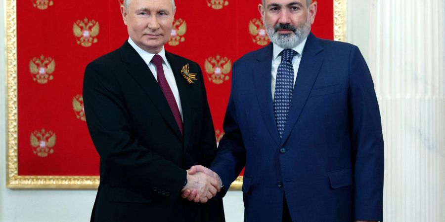 Trotz Handshake: Die Beziehungen zwischen Kremlchef Putin und Armeniens Premier Paschinjan gelten als gespannt. (Archivbild)