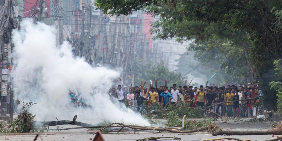 Studenten stehen bei dem Protest Polizisten gegenüber.