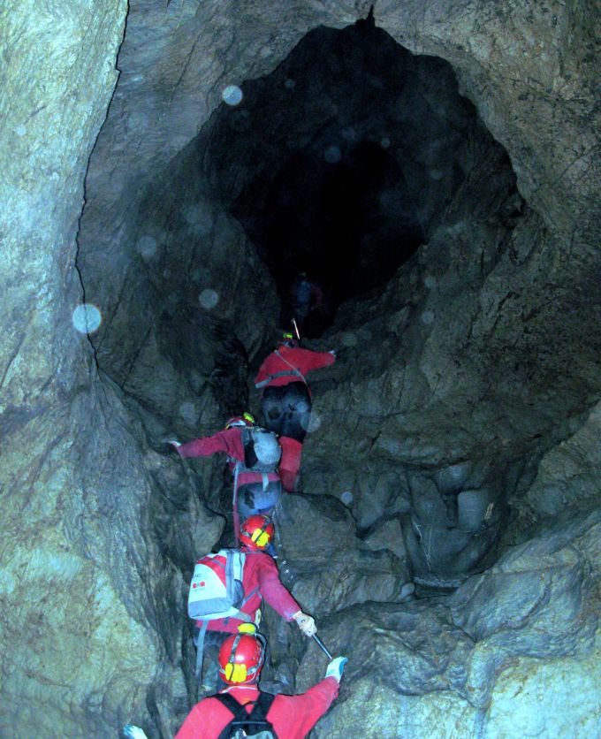 1901 drangen sechs Bergsteiger des SAC zum ersten Mal weit ins Innere des Höllochs vor. Auch heute noch erschliessen Höhlenforscher neue Streckenabschnitte. Höhlenforscher