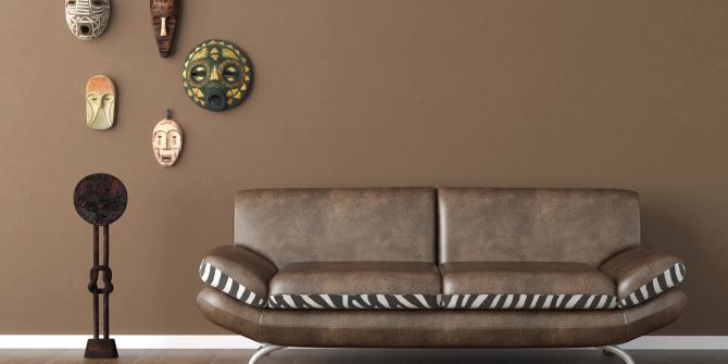 Braune Wand, braunes Sofa