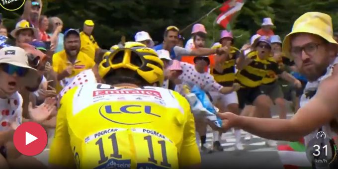Rad-Eklat! - Hier wird Tour-Leader Pogacar von Fan mit Chips beworfen