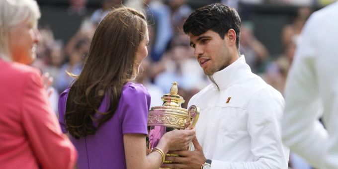 Ein grosser Moment für Prinzessin Kate: Die Blaublüterin übergibt Carlos Alcaraz die Wimbledon-Trophäe. Prinzessin Kate