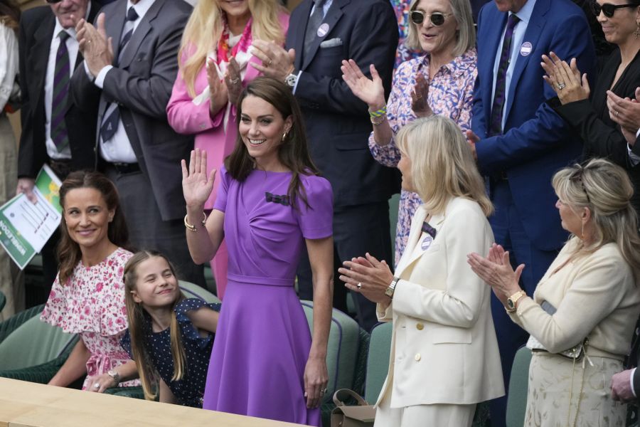 Kate (im violetten Kleid).