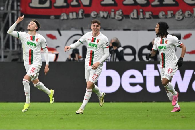 Ruben Vargas (l.) trifft in der Startphase für den FC Augsburg. Auch Kevin Mbabu (r.) hatte seine Füsse im Spiel. Ruben Vargas