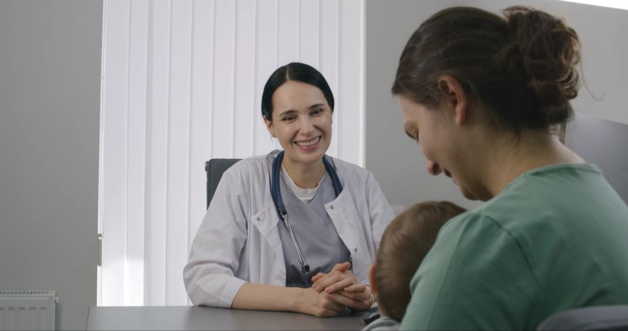 Frau und baby bei Kinderärztin