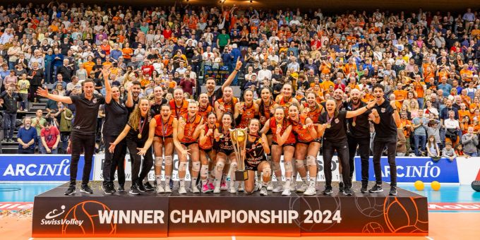 Die Neuenburger Volleyballerinnen sind nach dem 3:1-Sieg gegen FKB Power Cats Düdingen zum fünften Mal in Folge Schweizermeisterinnen. Viteos NUC