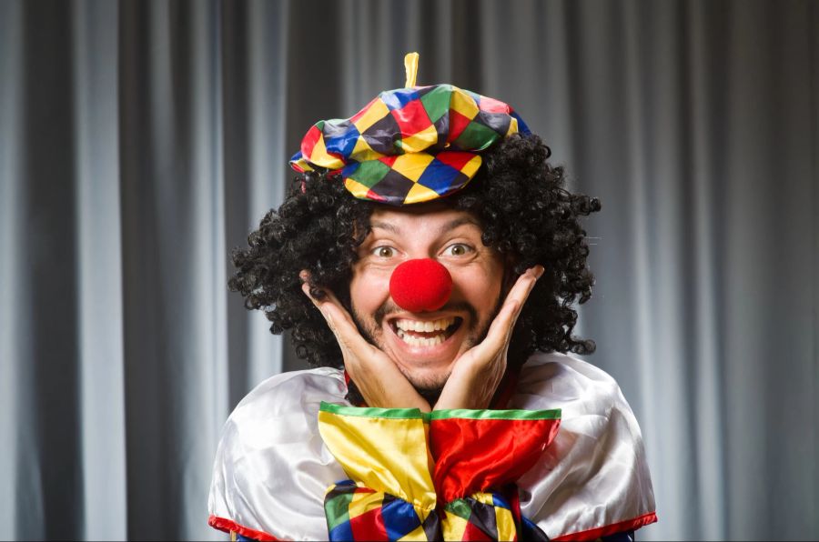 Erwachsener als Clown verkleidet