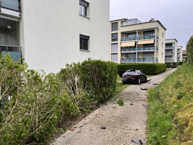 Der Lenker blieb unverletzt. Unfall Safenwil
