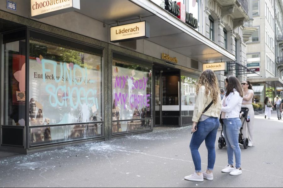 Das Schaufenster des Schokoladenherstellers Läderach wurde beschädigt.