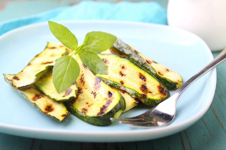 Gegrillte Zucchini.