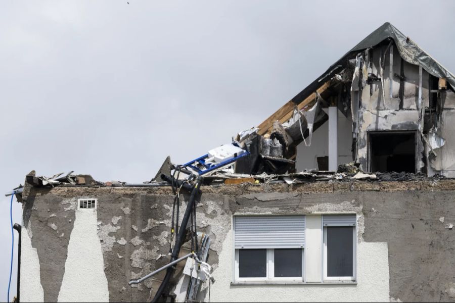 Der Dachstock wurde stark beschädigt, das Haus ist unbewohnbar.