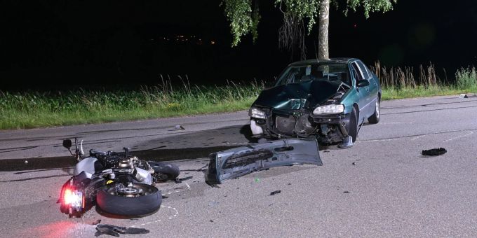Kollision zwischen Auto und Motorrad in Riet. Kollision in Riet.