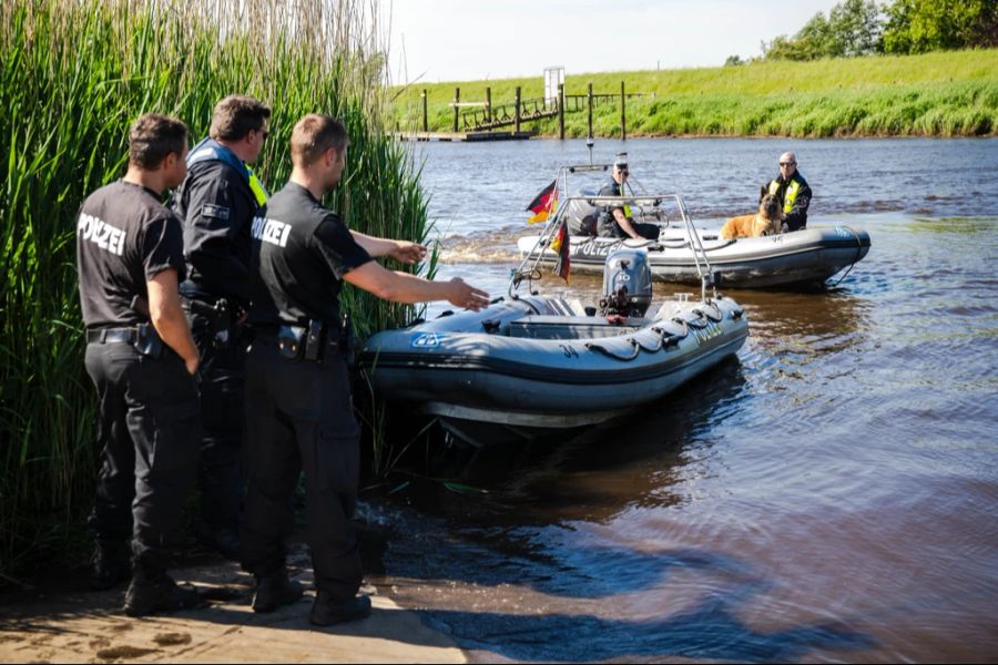 Einsatzkräfte und freiwillige suchten zu Land und auf dem Wasser nach dem vermissten Jungen.