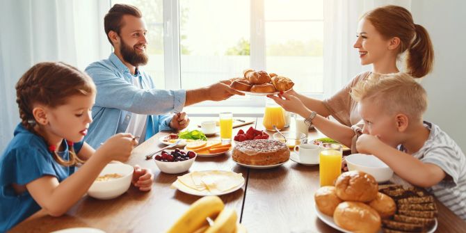 Familie beim Morgenessen