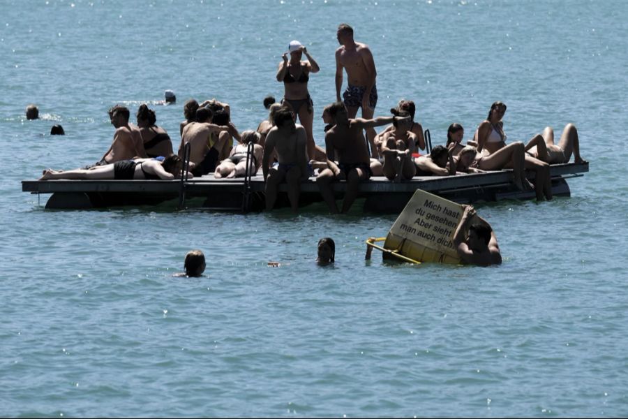 Eine richtige Abkühlung bietet der See so den Badenden nicht. (Symbolbild)