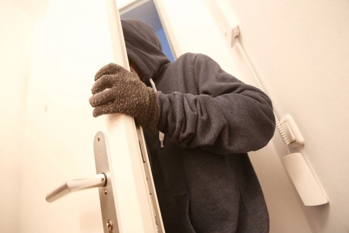 Schlagen nicht nur in den Wintermonaten, sondern auch in den Sommerferien zu: Einbrecherinnen und Einbrecher. (Symbolbild) Einbrecher
