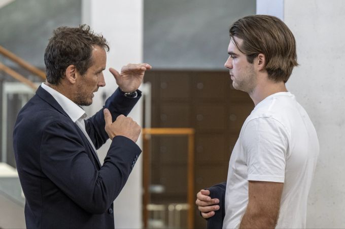 Trainer Patrick Fischer und Nico Hischier unterhalten sich beim Empfang der Schweizer Hockey-Nati im Bundeshaus. Hockey-Nati