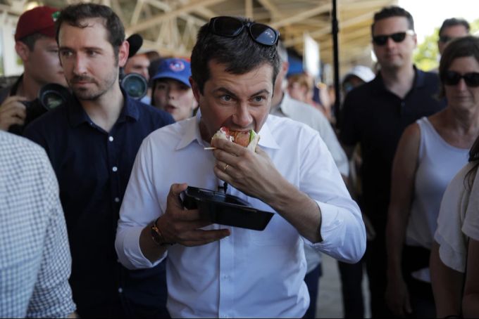 Verkehrsminister und damaliger Präsidentschaftskandidat Pete Buttigieg beisst an der Iowa State Fair 2019 in ein «BLT Bacon Ball Sandwich» . Pete Buttigieg