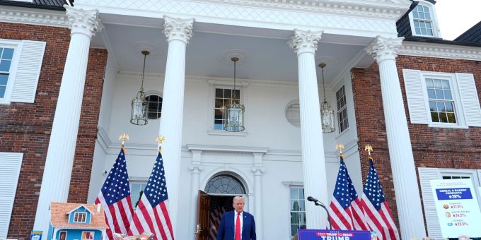Trump sprach in seinem Golf Club in Bedminster im Bundesstaat New Jersey. Trump sprach in seinem Golf Club in Bedminster im Bundesstaat New Jersey.