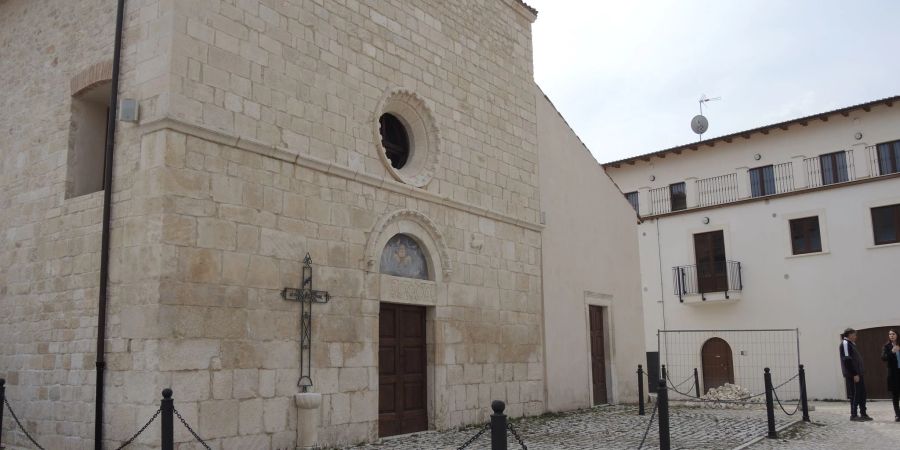 Kirche des Abruzzen-Dorfes L'Aquila. Nach tagelanger Suche wurde ein vermisster deutscher Student in den Abruzzen tot entdeckt. (Symbolbild)