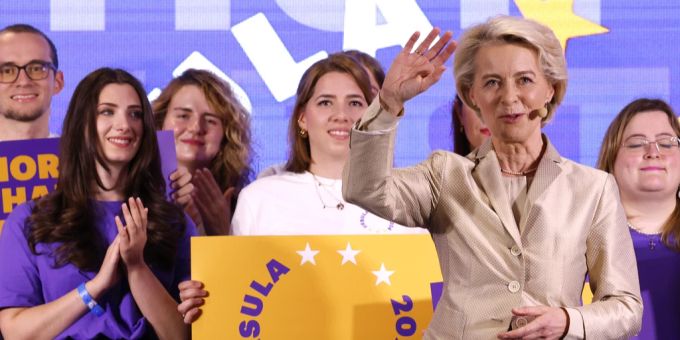 Die derzeitige Präsidentin der Europäischen Kommission, Ursula von der Leyen, am Sonntag, den 9. Juni 2024, während einer Veranstaltung in der Zentrale der Europäischen Volkspartei in Brüssel. europawahl 2024