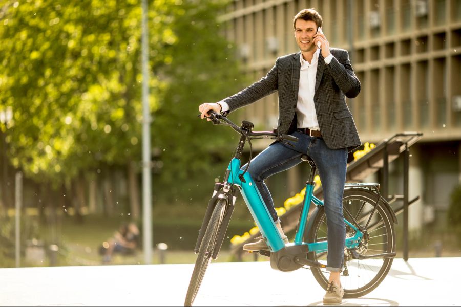 Mann auf E-Bike, Stadt