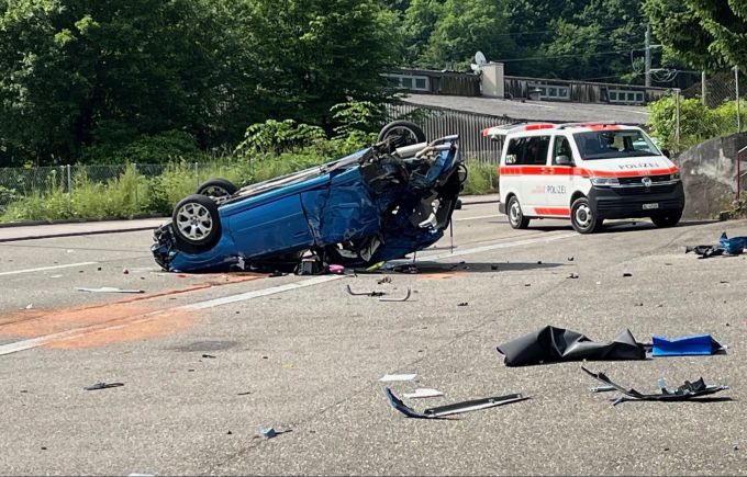 Der Personenwagen überschlug sich in Grellingen BL und blieb auf dem Dach liegen. unfall