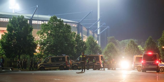 Nach dem Länderspiel der deutschen Nationalmannschaft gegen die Ukraine wurde ein sprengstoffverdächtiger Gegenstand gefunden – die Polizei gab aber schnell Entwarnung. Nach dem Länderspiel der deutschen Nationalmannschaft gegen die Ukraine wurde ein sprengstoffverdächtiger Gegenstand gefunden – die Polizei gab aber schnell Entwarnung.