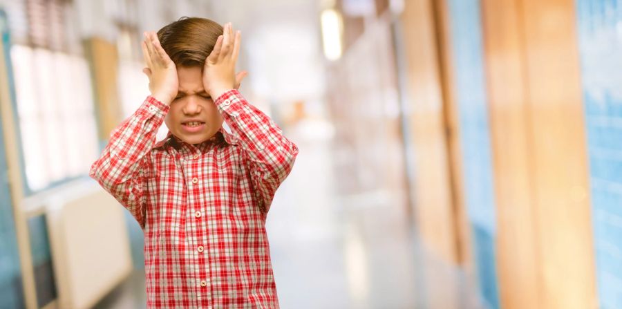 Kleiner Junge hat Panik in der Schule.