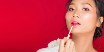 Frau mit flüssigem Lippenstift.