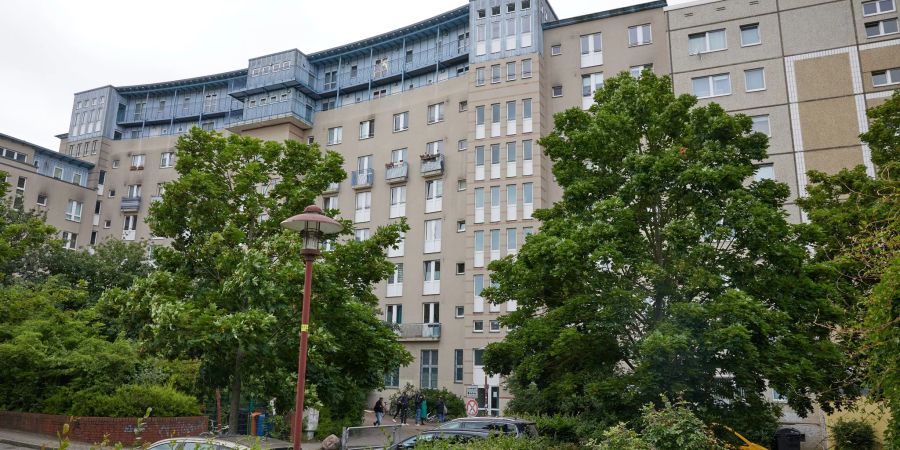 Ein schwer verletztes kleines Mädchen ist in einer Katzenbox im Berliner Bezirk Treptow-Köpenick vor dem Mietshaus gefunden worden.