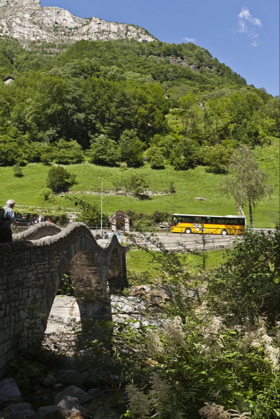 Ein Postauto fährt die Strecke von Locarno ins Verzascatal. (Archivbild)