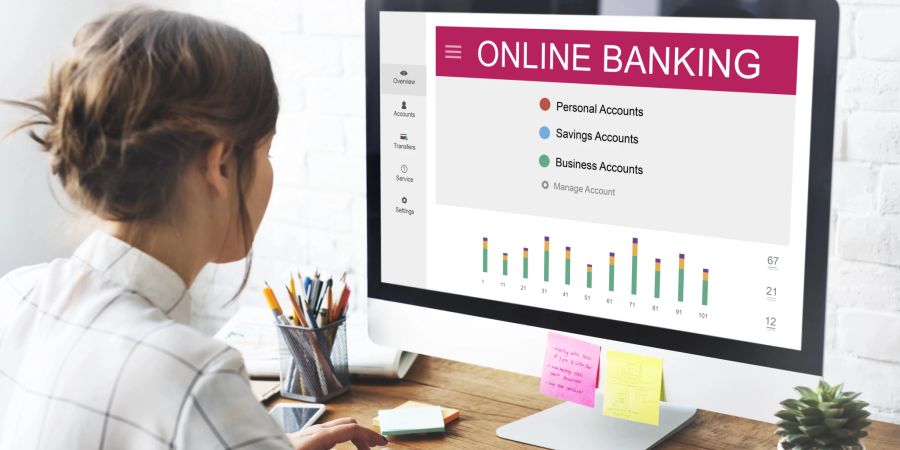 Junge Frau beim Online-Banking am PC