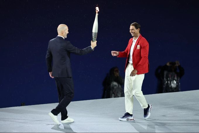 Zinedine Zidane übergibt die olympische Fackel an Rafael Nadal. Olympia 2024