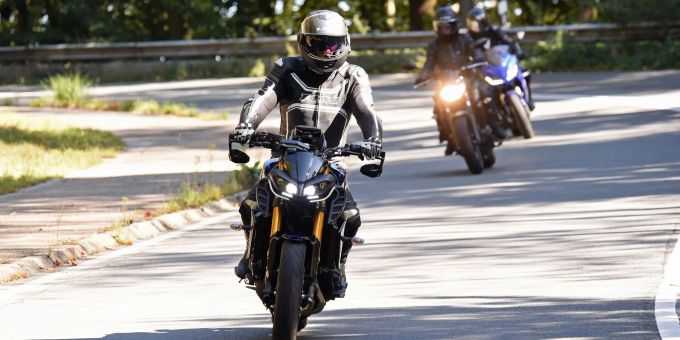 Am Sonntag stoppte die Bündner Kantonspolizei eine 16-köpfige Motorradgruppe nach dem San-Bernardino-Pass in Hinterrhein GR. (Archivbild) Motorradgruppe