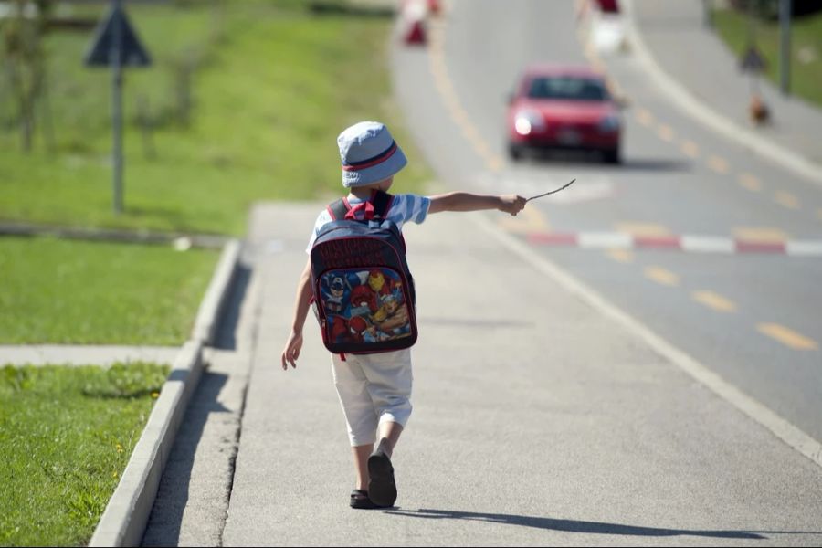 Die Gemeinde wolle so die Kinder zum Laufen animieren – und sparen, wie die Schulpflege in einem Elternbrief mitteilt. (Symbolbild)