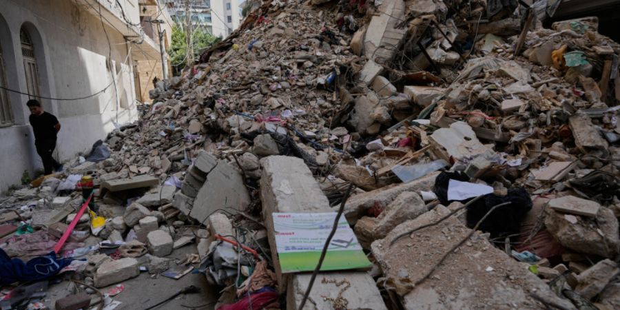 ARCHIV - Ein Junge geht an einem zerstörten Gebäude vorbei, das vor einer Woche bei einem israelischen Luftangriff im Zentrum von Beirut, getroffen wurde. Foto: Hussein Malla/AP/dpa