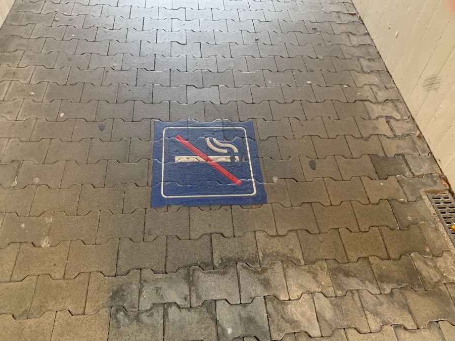 Die Arbeitsgemeinschaft Tabakprävention fordert Bodenmarkierungen auf den Perrons.