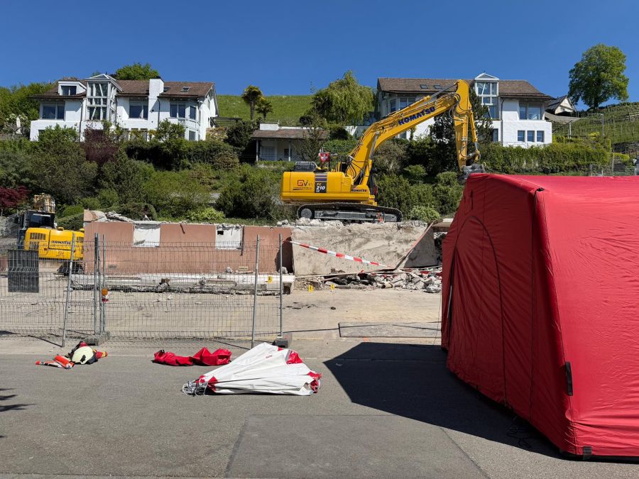 Die Kantonspolizei hat zusammen mit der Staatsanwaltschaft Ermittlungen zum Unfallhergang aufgenommen.