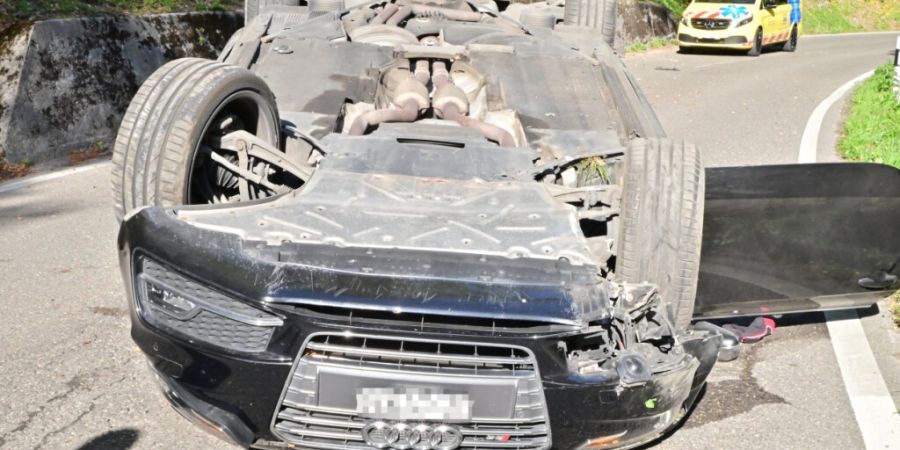 Zwei Männer wurden bei einem Autounfall unter Alkoholeinfluss in Schmerikon SG verletzt, einer davon eher schwer.
Achtung Redaktionen: Bild wurde digital bearbeitet, um Nummernschild u...