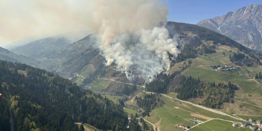 HANDOUT - Beim Waldbrand im Kärntner Lesachtal, der am Donnerstagabend im steilen Gelände ausgebrochen war, ist auch am Freitagabend, 24. April 2026 kein Ende in Sicht gewesen. Das Fe...