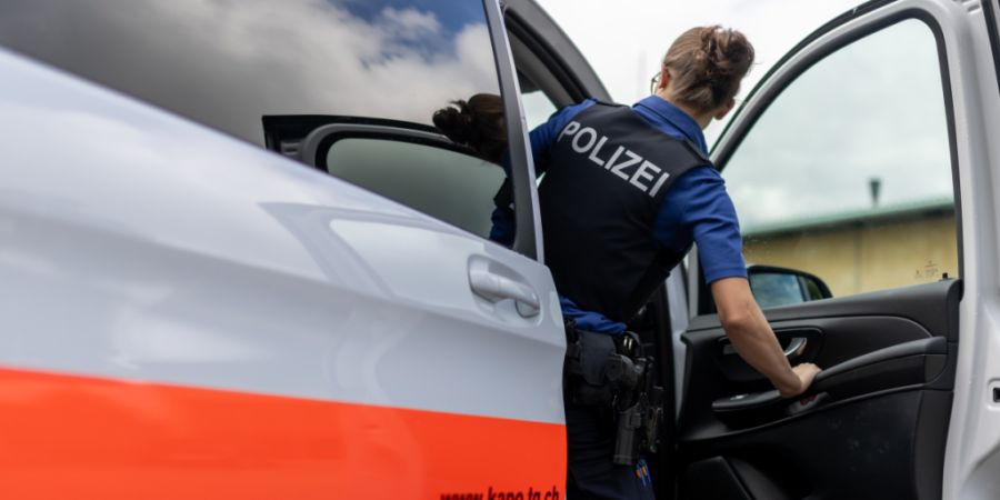 Die Thurgauer Kantonspolizei sucht nach einem Lieferwagen mit Anhänger, der in Amriswil einen E-Bike-Fahrer erfasste und weiterfuhr. (Archivbild)