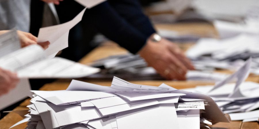 Die Stimmzettel werden am Ende der Parlamentswahl in Dänemark sortiert. Foto: Henning Bagger/Ritzau Scanpix/AP/dpa