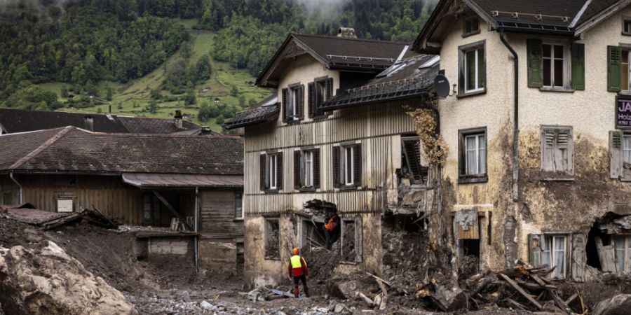 Die verheerenden Erdrutsche kosteten 2023 dutzenden Menschen das Zuhause in Schwanden GL. (Archivbild)