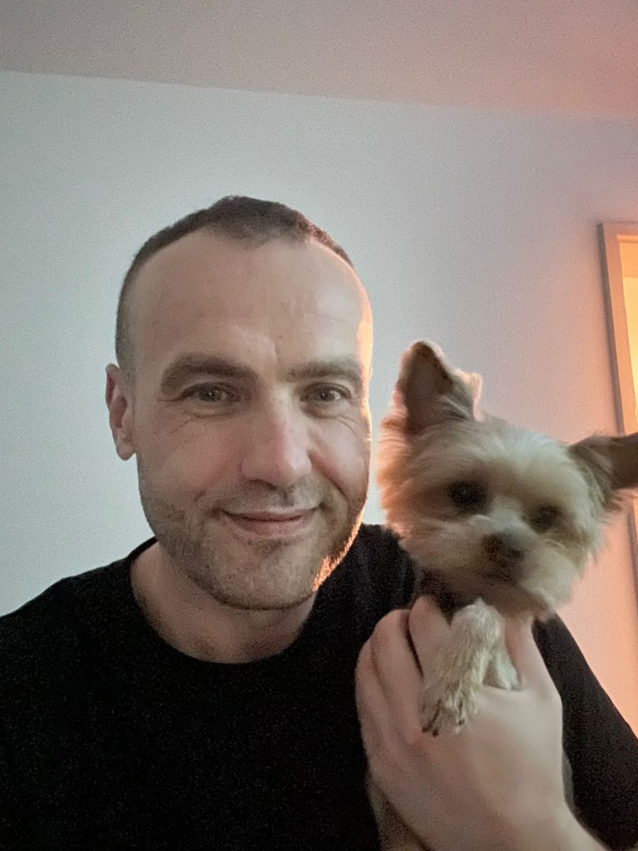 Obwohl seine Hunde gepflegt und ruhig sind, gelten sie in den Bewerbungsformularen meist als automatisches Auschlusskriterium.