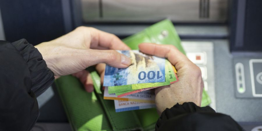 Zwei Unbekannte haben in Basel einen jungen Mann bedroht und ihn gezwungen, für sie Geld abzuheben. (Symbolbild)