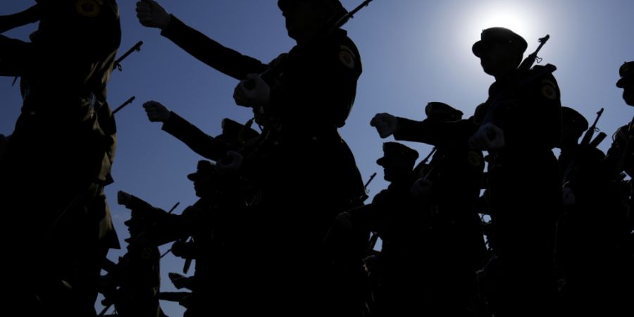 ARCHIV - Offiziere der irakischen Armee marschieren während der Feierlichkeiten zum Tag der irakischen Armee in Bagdad (Archivbild). Foto: Hadi Mizban/AP/dpa