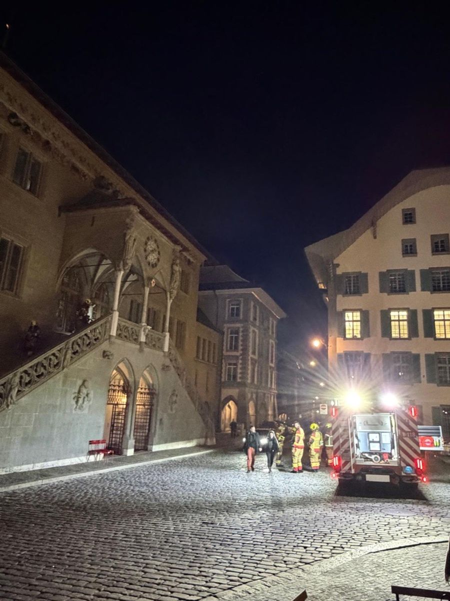 Die Feuerwehr traf am Dienstagabend gegen 20 Uhr vor dem Berner Rathaus ein.