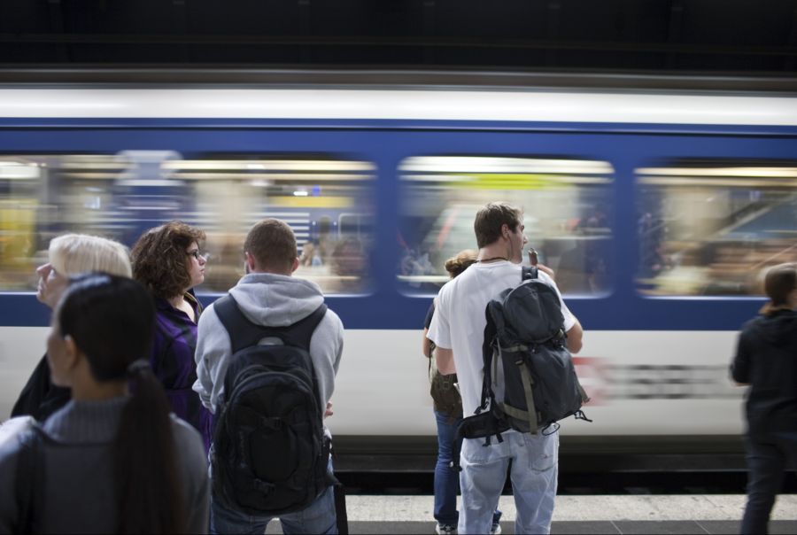 Die Polizei rät deshalb, «zwischendurch einmal vom Handy aufzuschauen».